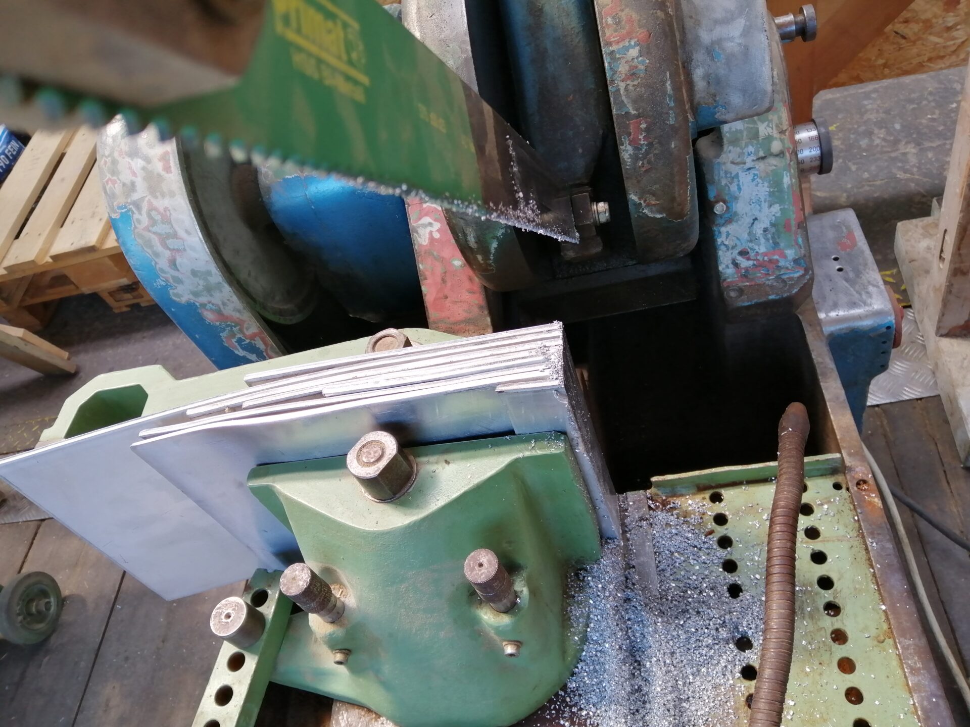 Metallwerkstatt - Einschulung Sägen